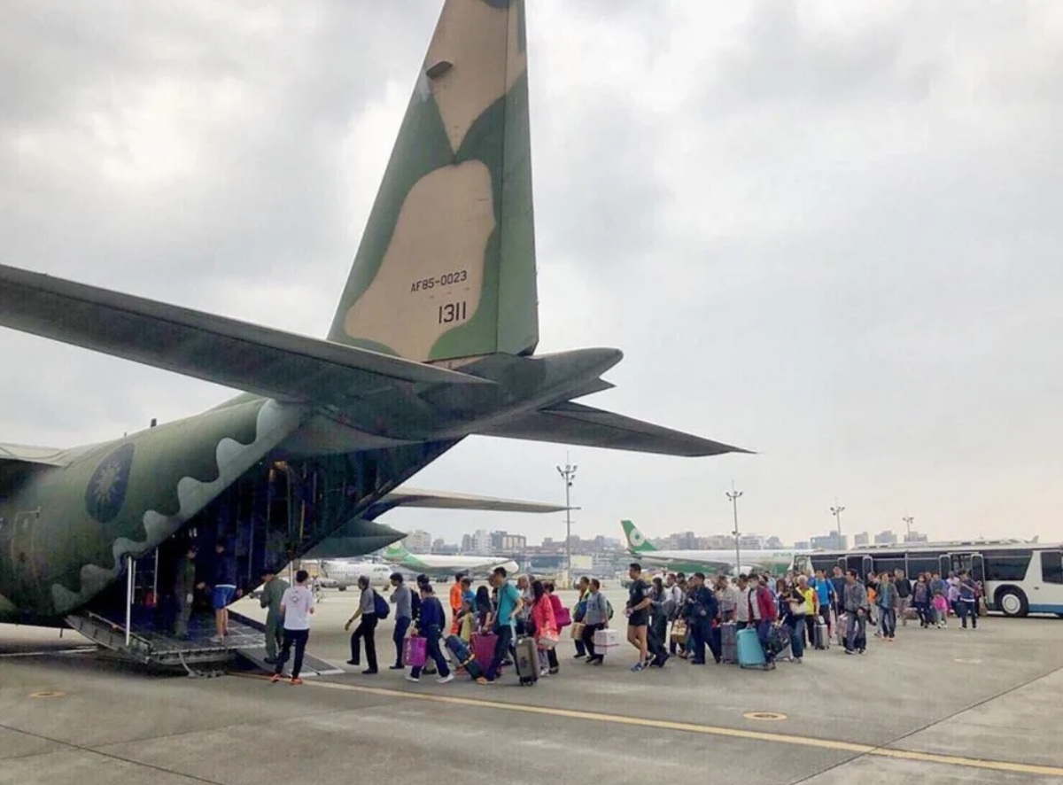 國防部宣布自2月7日至15日，一連9天，每日由空軍派遣C-130運輸機2架，待命支援離外島春節疏運。 圖：翻攝國防部發言人臉書(資料照片)