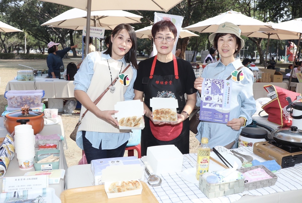 吳明輝(中)傳承媽媽的好手藝。 圖：高雄市教育局/提供