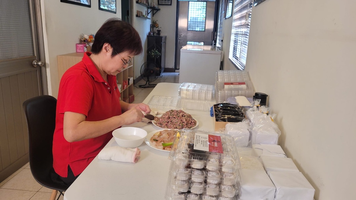 吳明輝包的餃子皮薄、餡細爽口不油膩。 圖：高雄市教育局/提供
