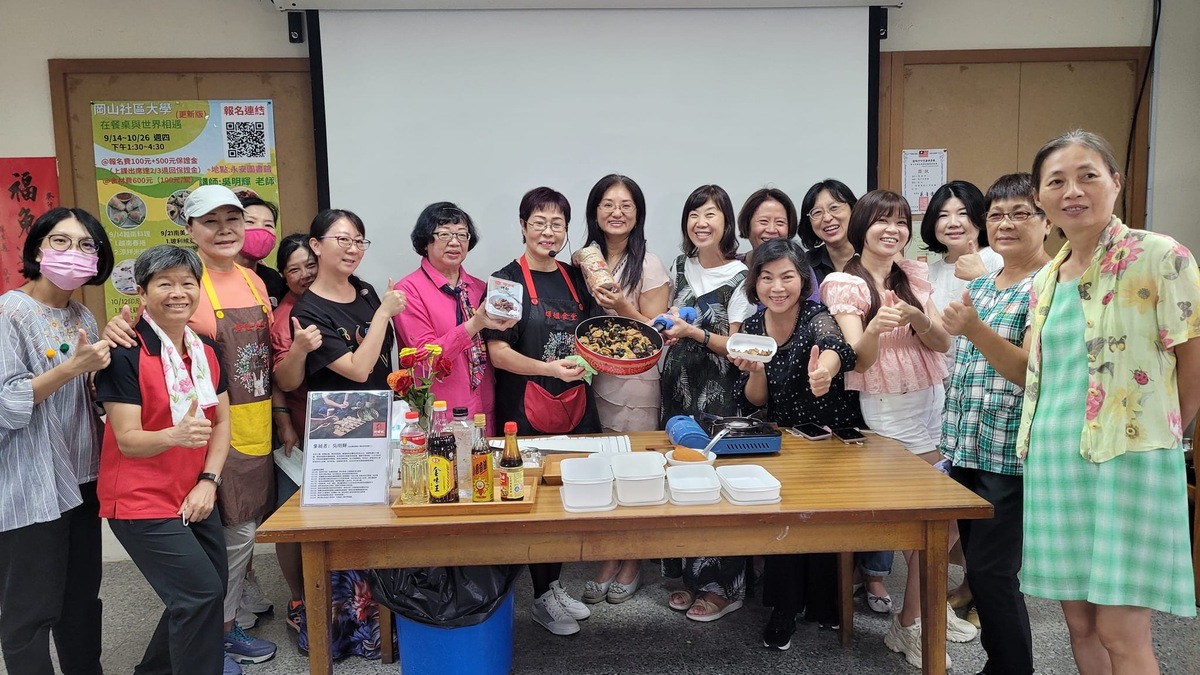吳明輝的烹飪課頗受婆婆媽媽歡迎。 圖：高雄市教育局/提供