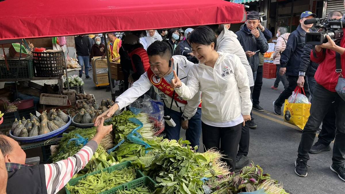 台中市長盧秀燕（前排右起）與立委顏寬恒家族關係良好，輔選不遺餘力。 圖：翻攝自顏寬恒臉書