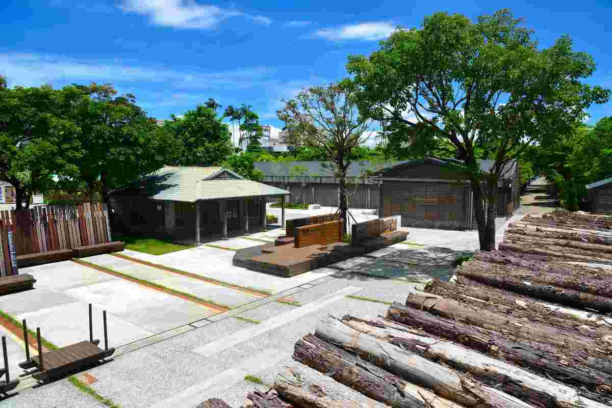 南側原為「卡車修理庫」舊建物，修改至園區新遊客中心。(圖為遊客中心) 圖：農業部林業及自然保育署宜蘭分署／提供