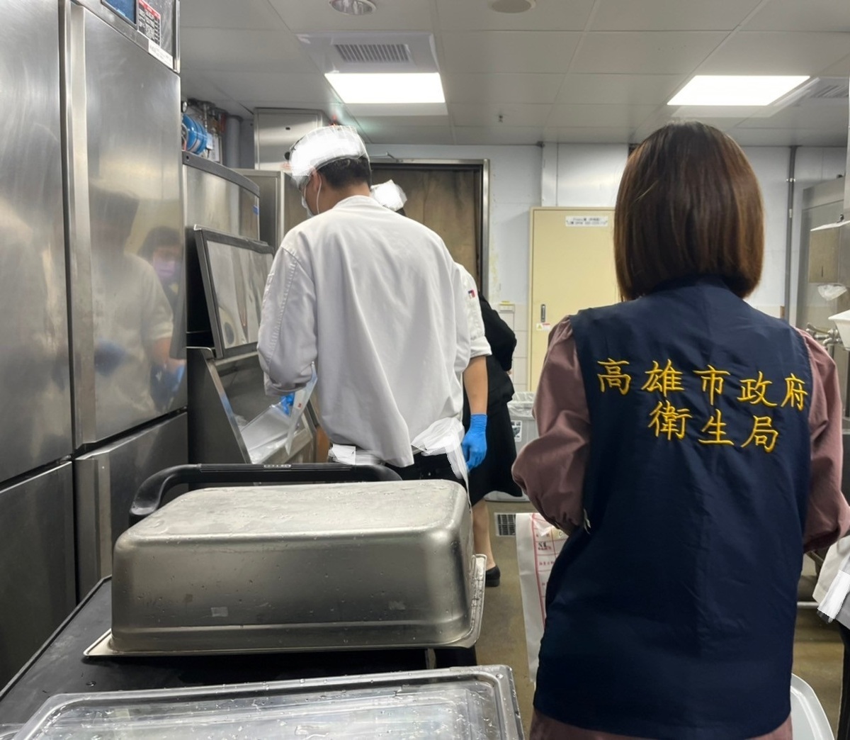 高市衛生局派員至傳出疑似食物中毒的餐廳稽核。 圖：高雄市衛生局/提供