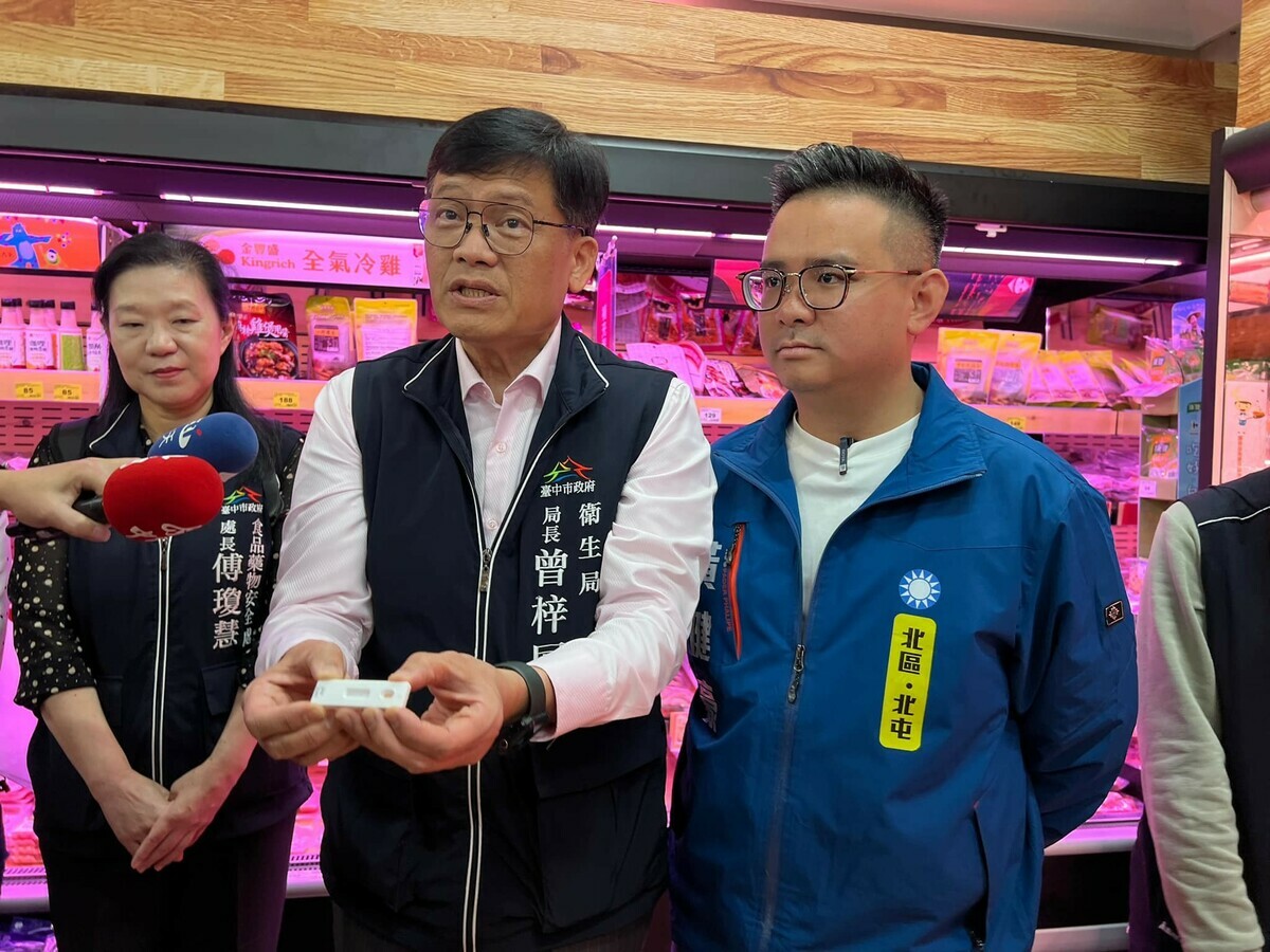 國民黨台中立委黃健豪（圖右）陪同台中市衛生局長赴超市稽查。 圖：黃健豪辦公室/提供