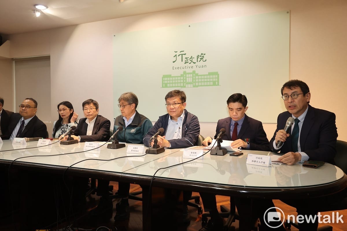 行政院發言人林子倫（右起）、行政院食安辦主任許輔、經濟部次長曾文生、農業部代理部長陳駿季、衛福部次長周志浩、食藥署署長吳秀梅、農業部畜牧司司長江文全出席行政院臨時記者會。 圖：謝莉慧/攝
