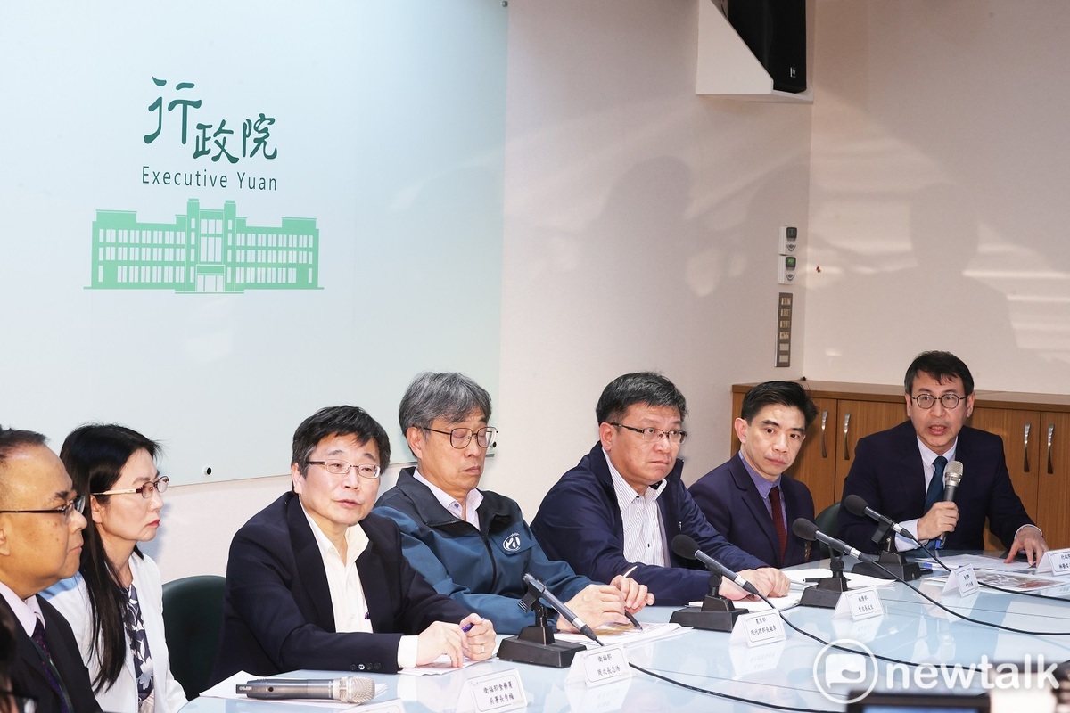 行政院發言人林子倫（右起）、行政院食安辦主任許輔、經濟部次長曾文生、農業部代理部長陳駿季、衛福部次長周志浩、食藥署署長吳秀梅、農業部畜牧司司長江文全出席行政院臨時記者會。  圖：謝莉慧/攝