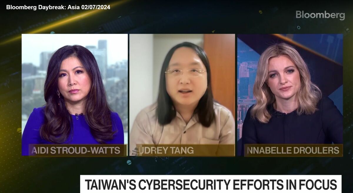 數位發展部唐鳳部長今（7）日以視訊方式接受彭博電視台（Bloomberg Television）晨間節目《Daybreak Asia》連線採訪。 圖：數位部提供