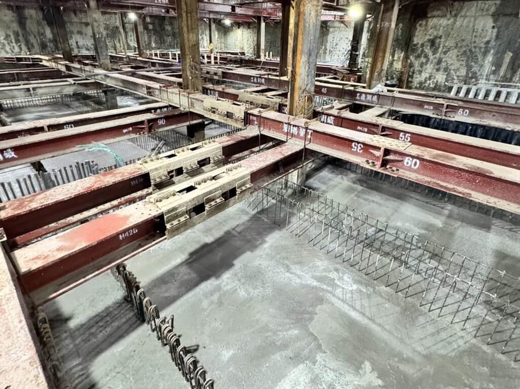 桃園市捷運工程局今(7)日表示，終於在2月4日完成結構體基礎底版工作，正式進入主體結構施工，而站體預計115年全數完工。 圖：桃園市政府捷運工程局／提供