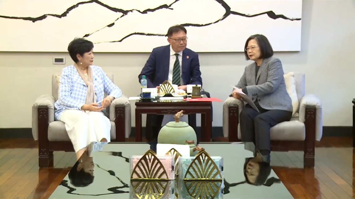 今年2月蔡英文總統在寓所接見「日本東京都知事小池百合子訪問團」。 圖：截取總統府提供影片（資料照）。
