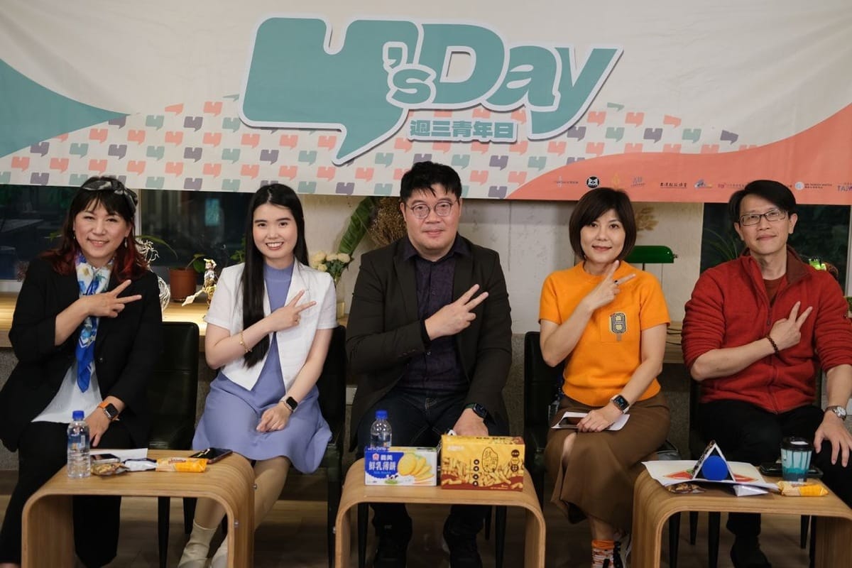 Y’s Day「週三青年日」今（7）天晚上舉行「看見台灣」系列第10場，主題是「年假哪裡去？看見台灣的觀光之美」，舞台上由左至右為余曉玲、溫芝靈、王文岳、謝欣霓、董思齊。 圖：Y’s Day週三青年日提供