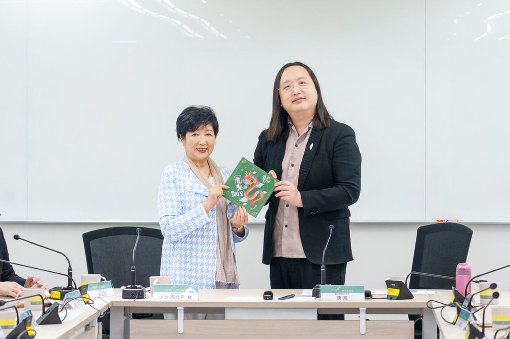今年2月唐鳳（右）接見日本東京都知事小池百合子（左）訪團一行人，並致贈數位部斗方春聯。 圖：數位部提供（資料照）。