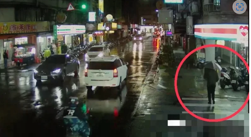 嫌犯穿雨衣、撐傘意圖逃避追查。 圖片來源:翻攝畫面
