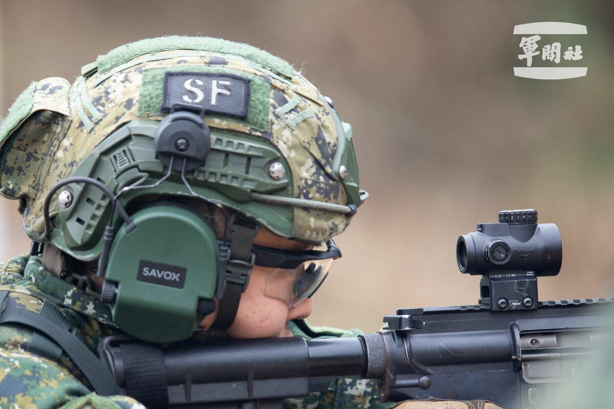 圖說：步槍應用射擊訓練，磨練射手在面對不同戰場環境下，快速判斷，並對目標進行射擊。 （軍聞社記者卓以立攝）