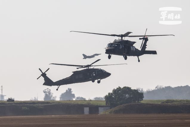 圖說：特戰官兵搭乘陸航UH-60M黑鷹直升機，執行空中突擊作戰。 （軍聞社記者卓以立攝）