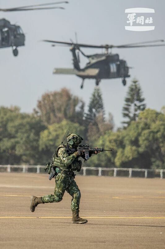 圖說：特戰官兵搭乘陸航UH-60M黑鷹直升機，執行空中突擊作戰。 （軍聞社記者卓以立攝）