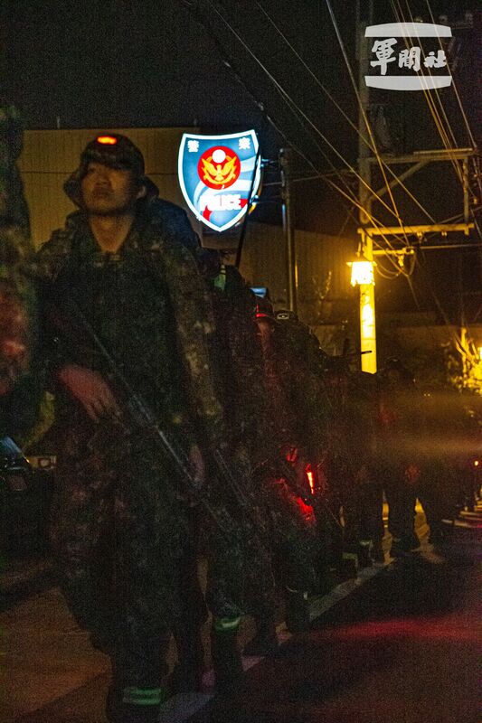 (red arrow up)圖說：戰術任務訓練的最後一日，特戰部隊於凌晨展開夜行軍，大步向終點邁進。 （軍聞社記者卓以立攝）