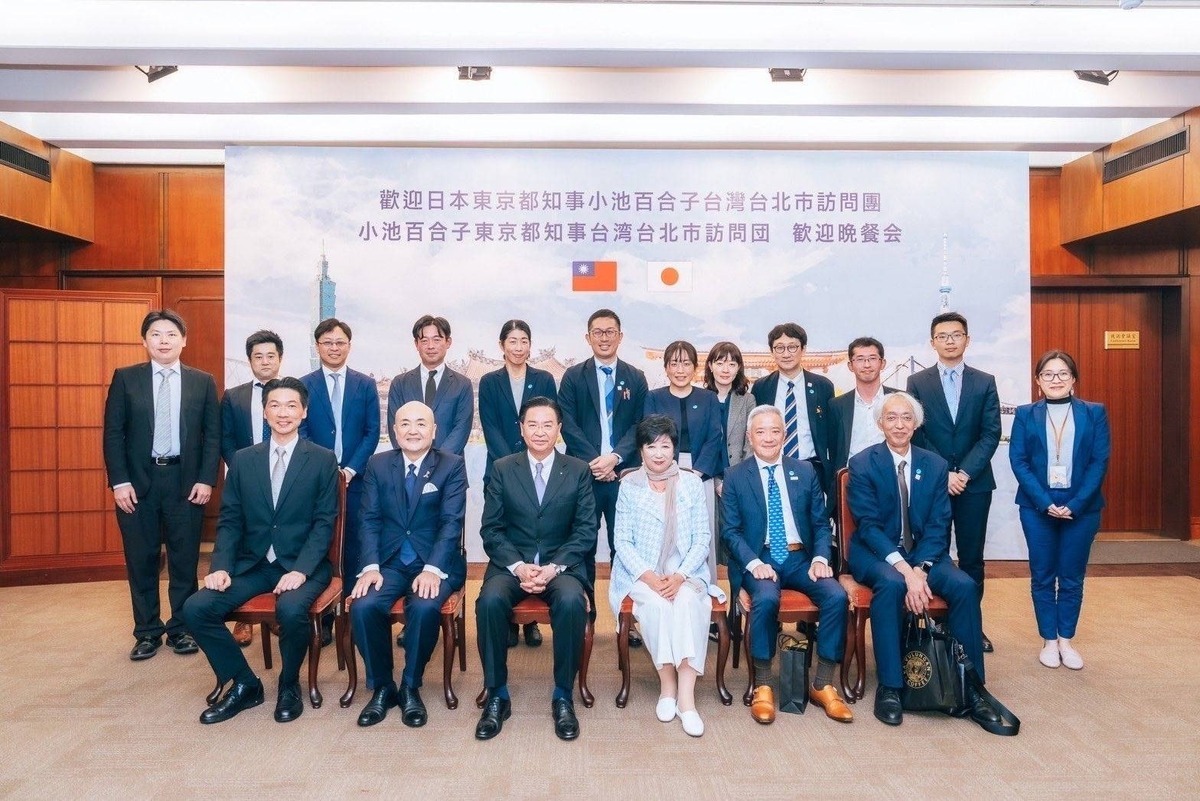 外交部長吳釗燮與日本東京都知事小池百合子訪問團合影。 圖：外交部提供