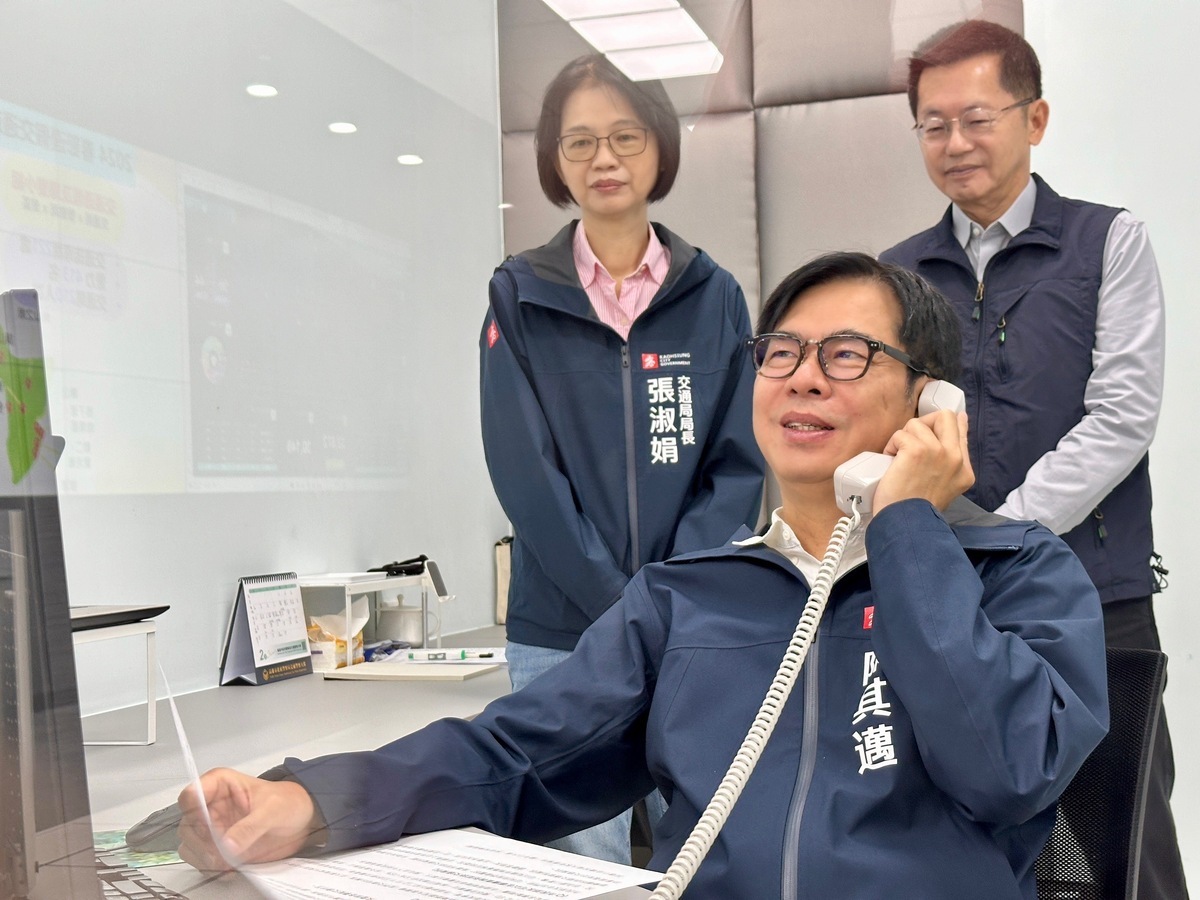 陳其邁(中)上線與警廣聽眾問候拜年。 圖：高雄市交通局/提供