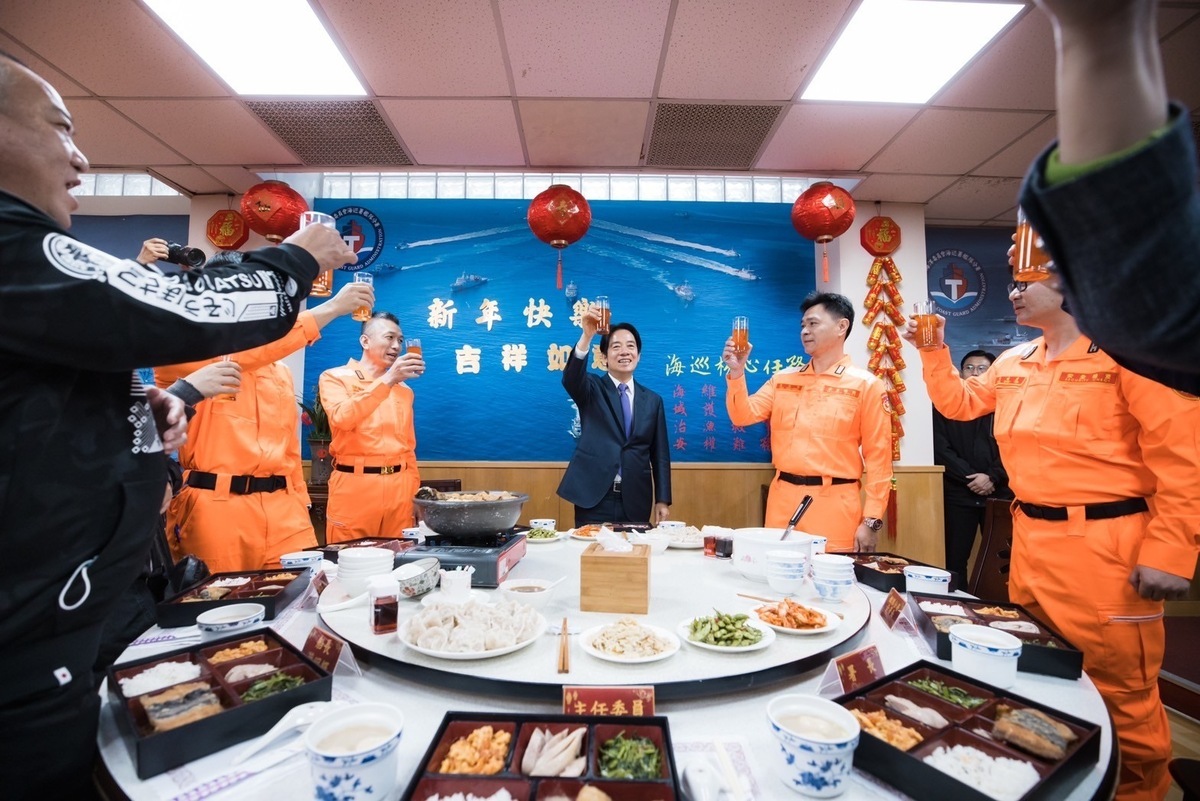 賴清德在小年夜慰勉海巡執勤人員。 圖：總統府提供