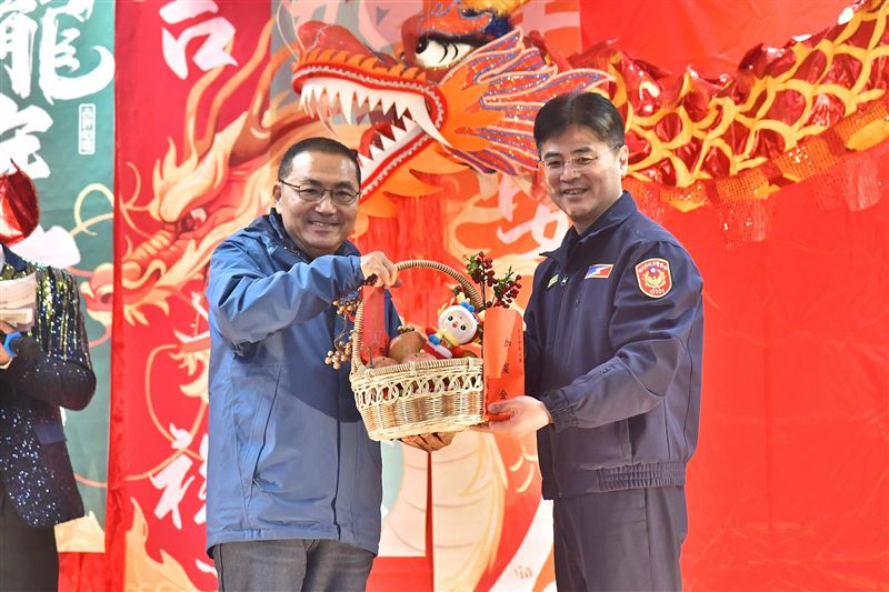 新北市長侯友宜今日前往新北市政府警察大隊慰勞勤務大樓的執勤員警。 圖：新北市政府提供