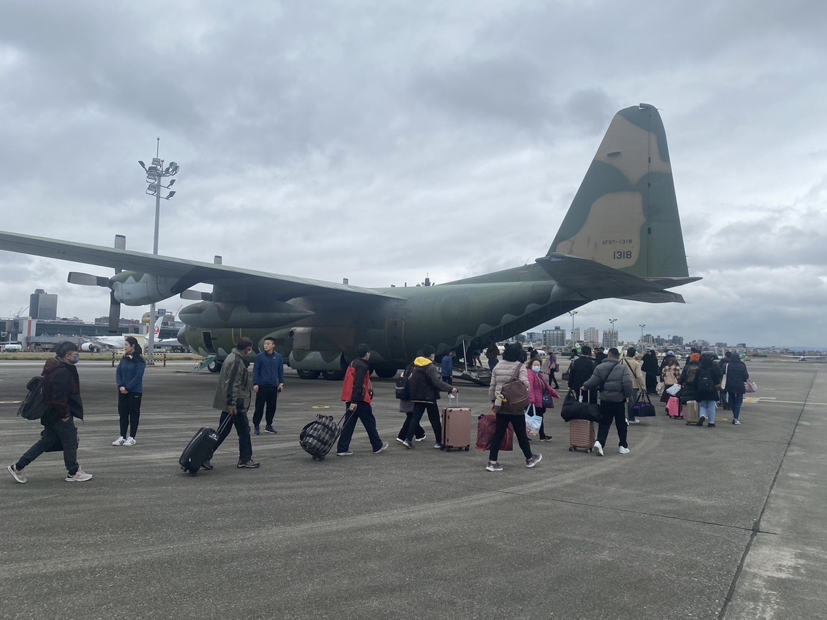 下午2時20分啟動1架C-130運輸機自台北飛往金門，載送70位鄉親返鄉過年。 圖：民航局／提供