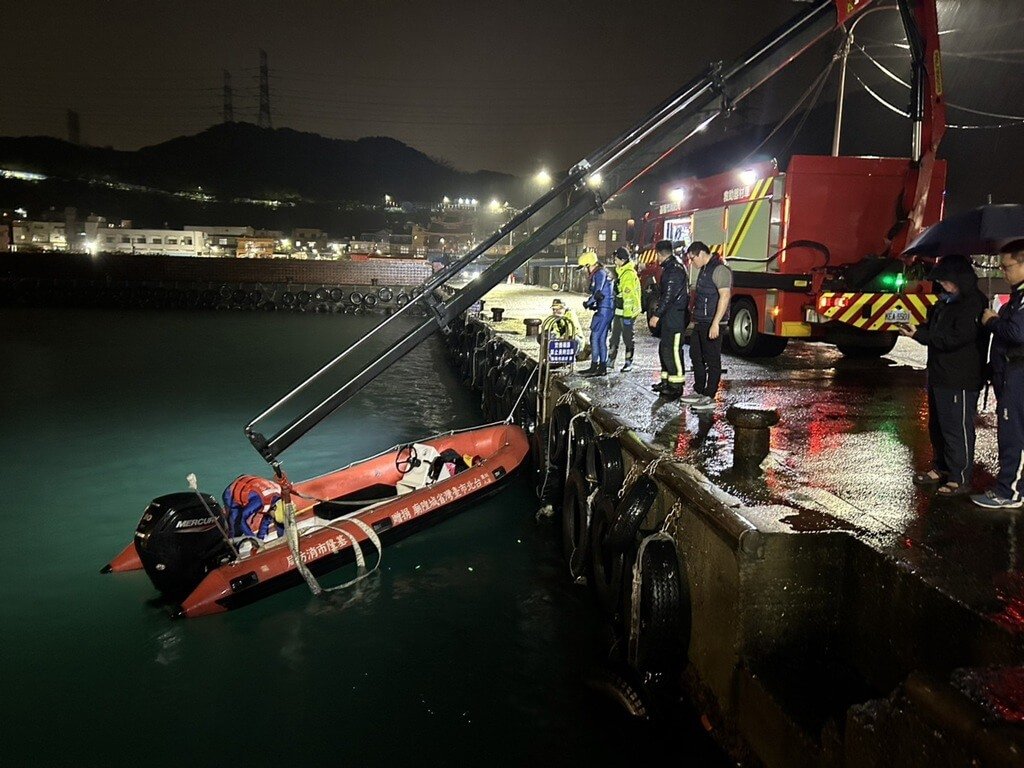 基隆外木山漁港轎車落海 車內無人持續搜索