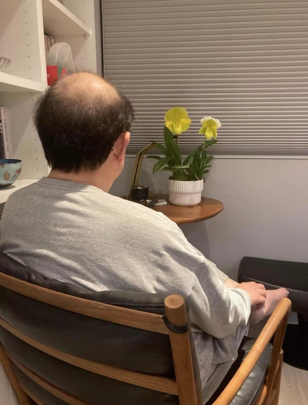 柯建銘在 Thread（脆）上表示，小年夜，與蘭花對看，心也沉澱。小年夜花市朋友送來英國頂級比賽級，罕見淺黃色拖鞋蘭，驚豔不已，相對而視，靜心觀己。 圖：翻攝自柯建銘Thread