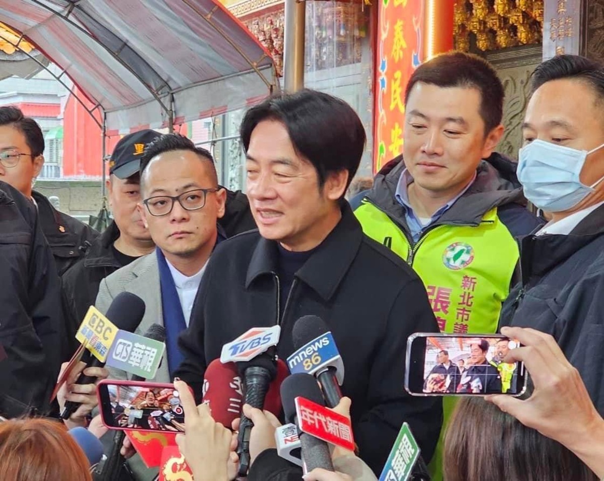 今（9）日為除夕，民進黨總統當選人賴清德重返故鄉金山、萬里，前往金山承天宮及野柳仁和宮祈禱拜拜、發福袋，賴清德在金山承天宮受訪時表示，從他小時候開始，每一年都會來這邊參拜，從祖父、爸爸到他這一輩。 圖：翻攝自新北市議員張錦豪臉書
