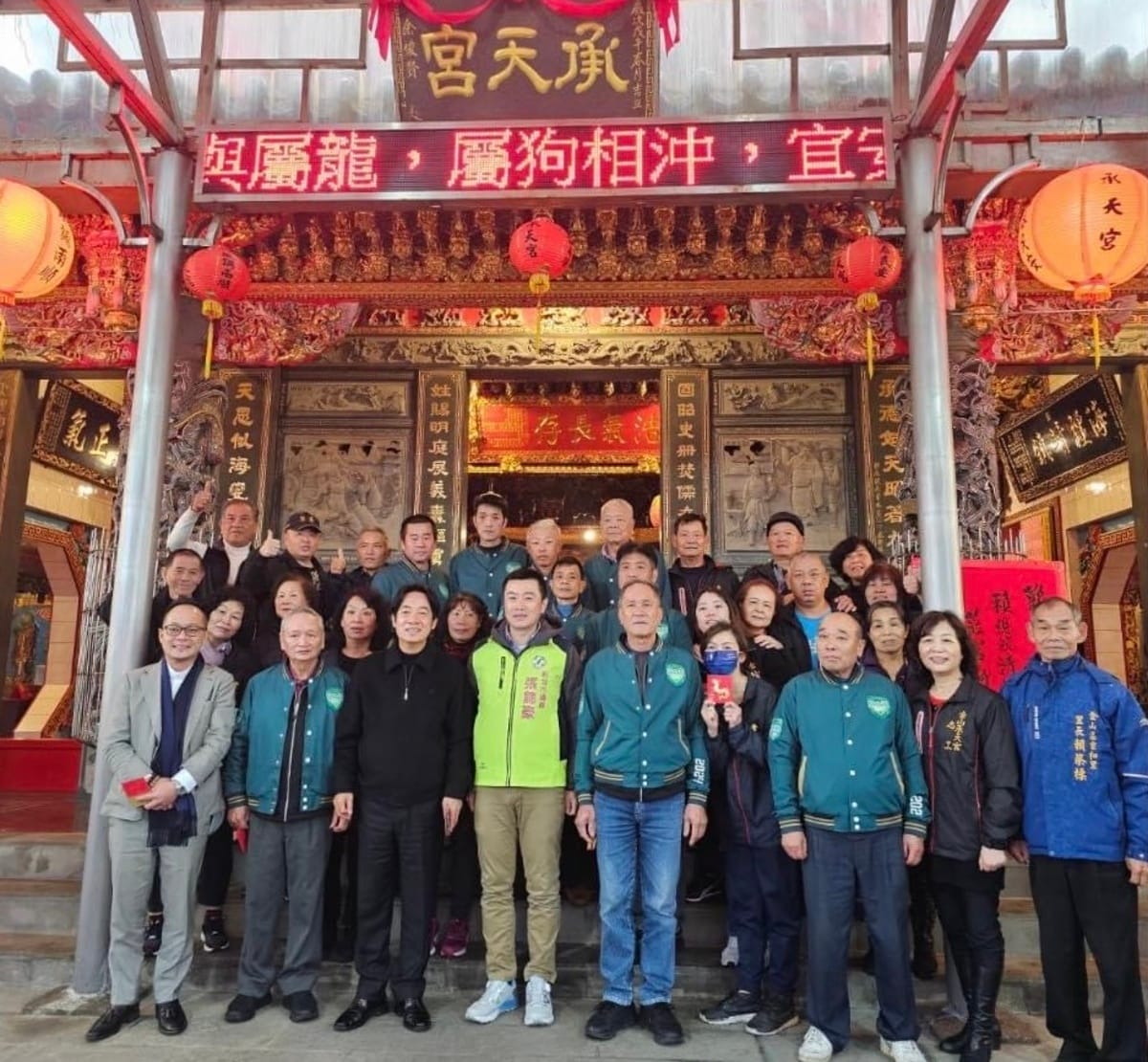 今（9）日為除夕，民進黨總統當選人賴清德重返故鄉金山、萬里，前往金山承天宮及野柳仁和宮祈禱拜拜、發福袋，賴清德在金山承天宮受訪時表示，從他小時候開始，每一年都會來這邊參拜，從祖父、爸爸到他這一輩。 圖：翻攝自新北市議員張錦豪臉書