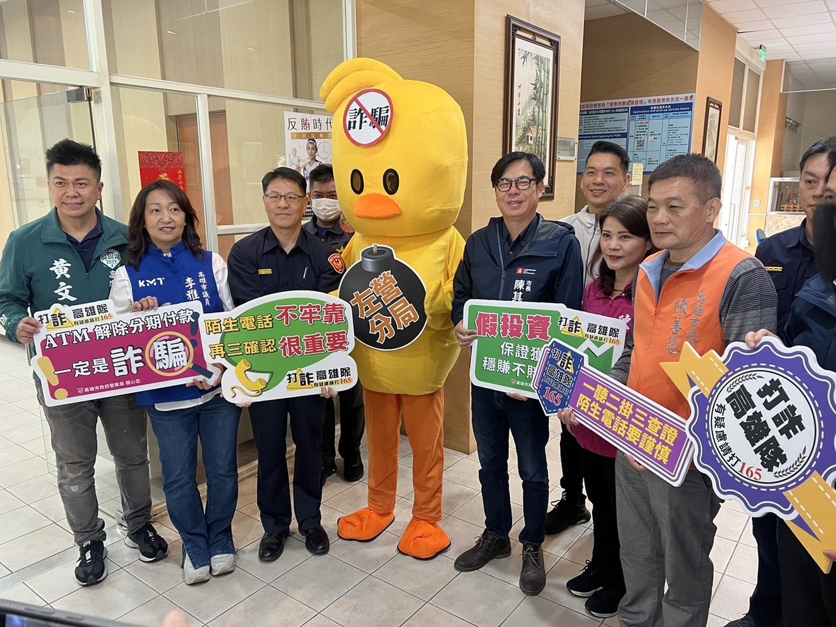 陳其邁除夕偕多位市議員慰問左營分局。 圖：高雄市政府警察局/提供