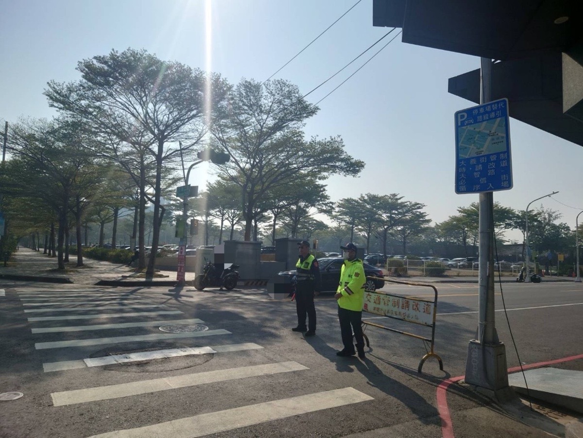 高市警加強駁二周邊道路交通管制。 圖：高雄市交通警察大隊/提供