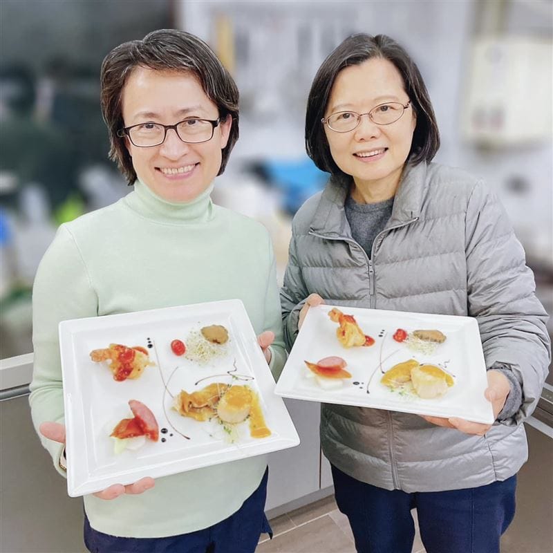 蔡英文、蕭美琴合體吃年夜飯。 圖：翻攝蔡英文IG