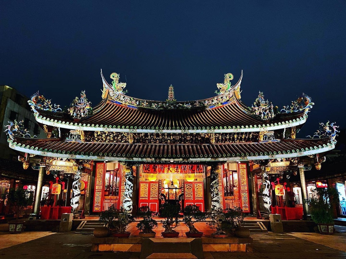 台北市大龍峒保安宮照慣例於農曆除夕深夜至初一凌晨的子時向保生大帝擲筊抽出 4 支籤，預測龍年運勢。 圖：取自臺北大龍峒保安宮臉書