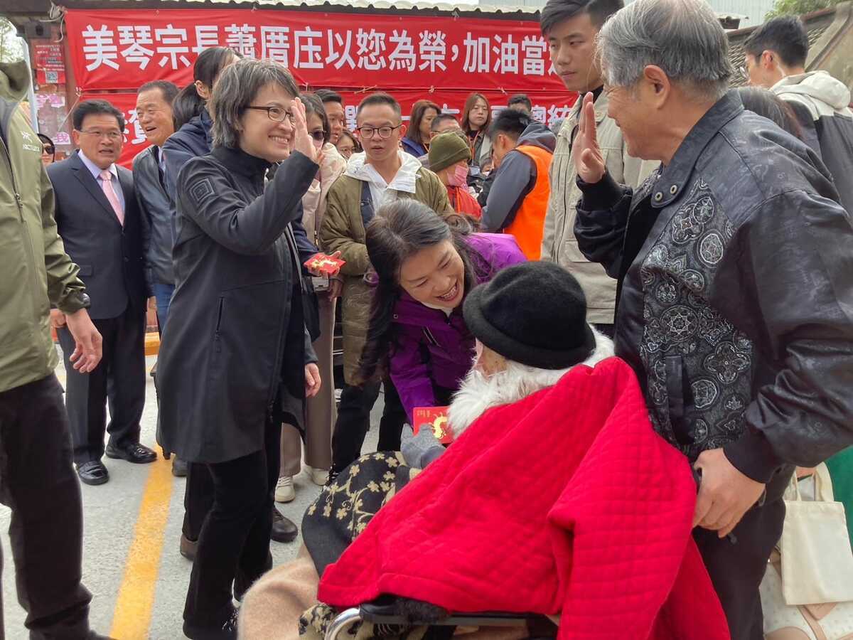 見到行動不便的長輩，蕭美琴上前彎腰贈送福袋。 圖：取自陳秀寶臉書