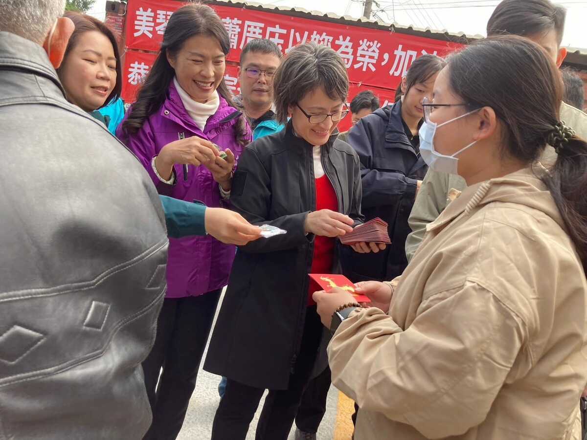 蕭美琴今日回彰化和美祖厝，與蕭氏宗親至順安宮蕭府王爺團拜、發放小福袋。 圖：取自陳秀寶臉書