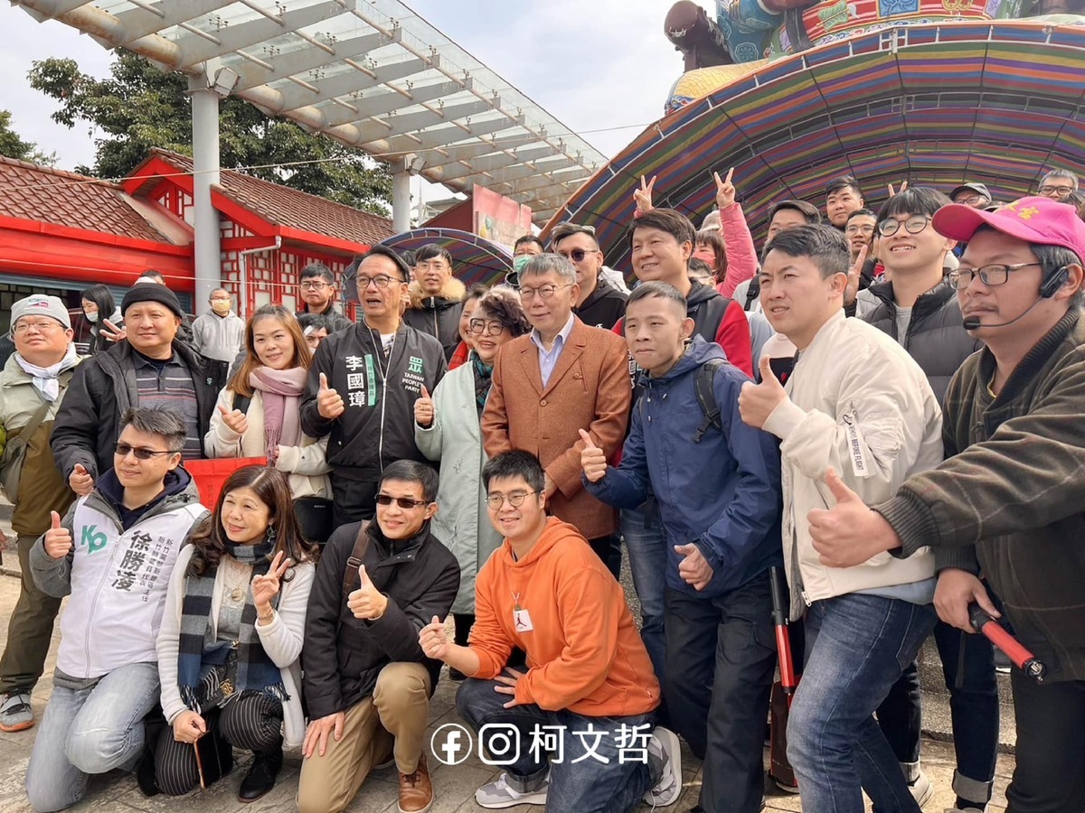 開春第一天，民眾黨主席柯文哲與新竹市長高虹安一早就來到新竹普天宮祈福和發紅包。 翻攝自 柯文哲 臉書