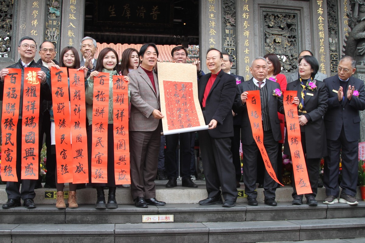 開春第一天，總統當選人賴清德前往台北市龍山寺參香祈福。 圖：翻攝自 財團法人台北市艋舺龍山寺 臉書