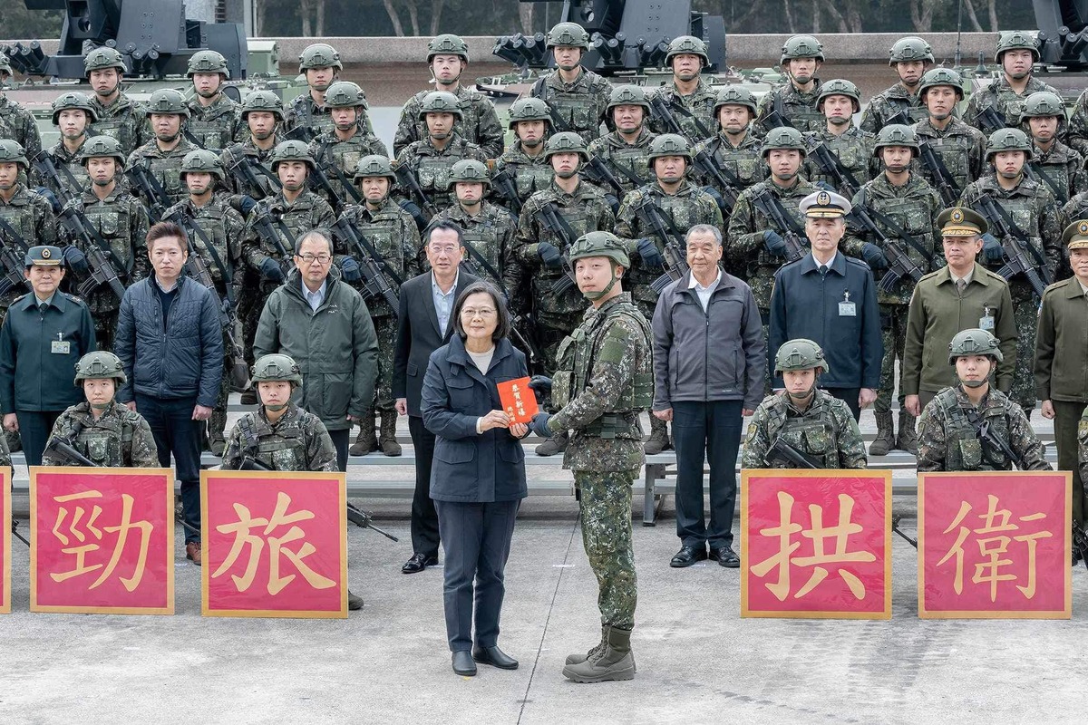 總統蔡英文前往憲兵239營，慰勉辛苦執勤的國軍。 圖：翻攝自 蔡英文 臉書