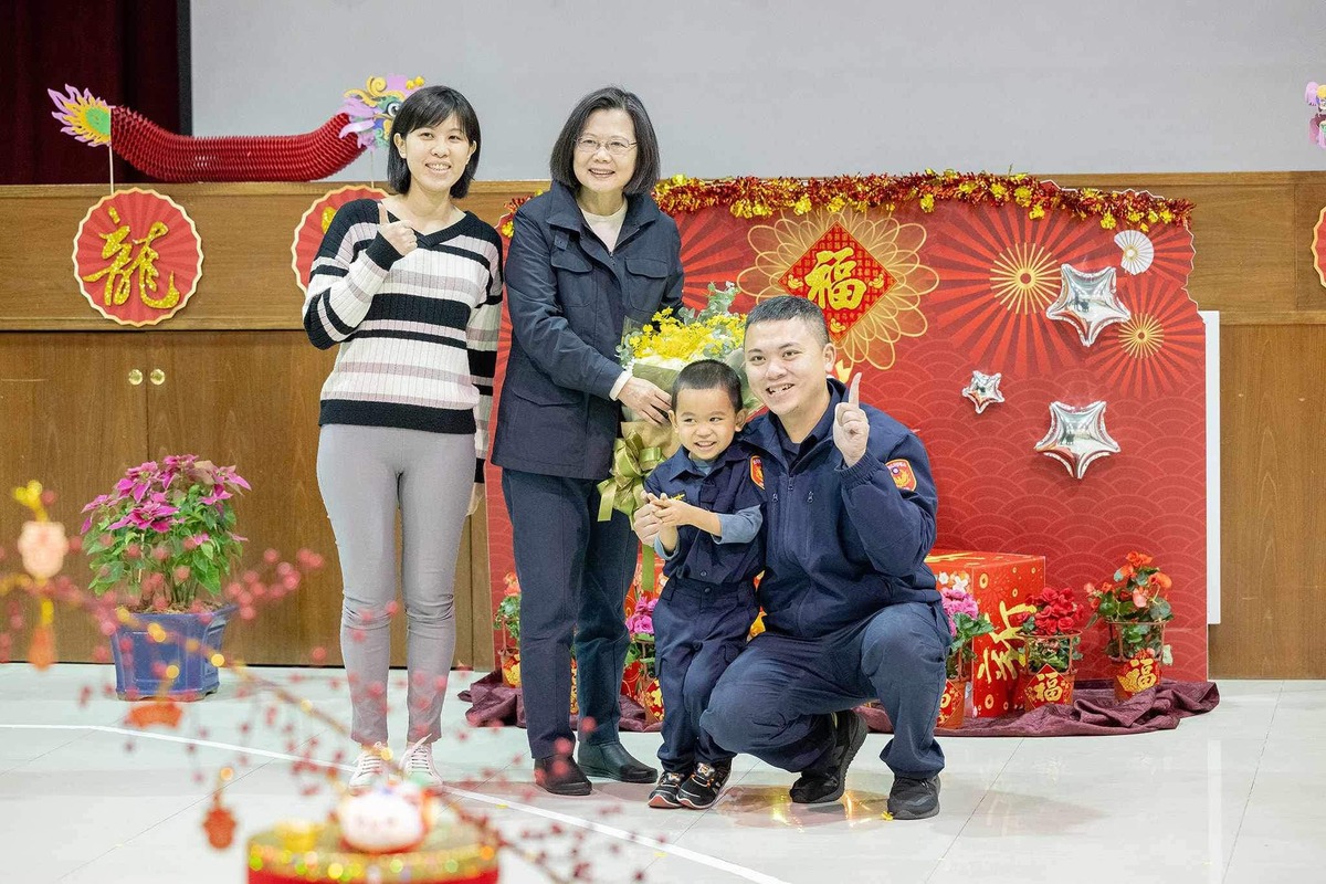 總統蔡英文前往台北市中正一、中正二分局，慰勉辛苦執勤的警察。 圖：翻攝自 蔡英文 臉書