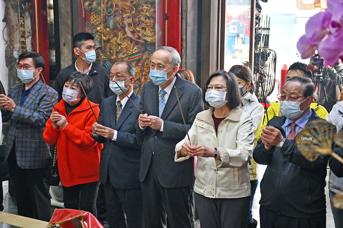 開春第一天，總統蔡英文新春參拜首站到台北覺修宮。 圖：翻攝自 財團法人台北市覺修宮 臉書