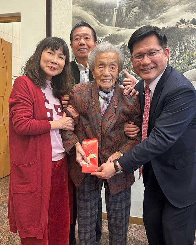 林佳龍到何文海家中拜年，也為百歲人瑞何媽媽獻上祝福。 圖：翻攝自何文海臉書