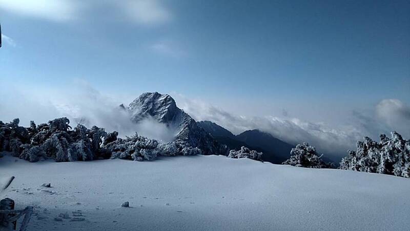 據氣象署資料顯示，玉山10日積雪尚有8公分，呈現一片冰天雪地景象。 圖：氣象署提供