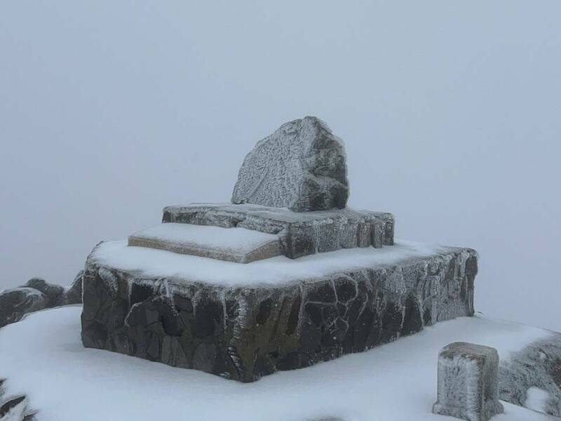 玉山主峰及石碣被積雪覆蓋。 圖：玉管處提供