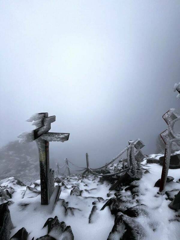 玉山主峰線與風口之間的鐵鍊、指示牌等設施都被積雪覆蓋，增添攀登的困難度。 圖：玉管處提供