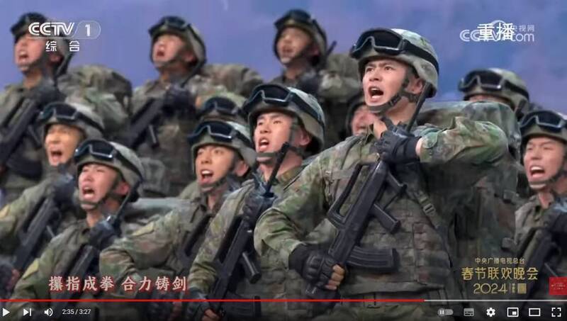 駐守北京的裝甲部隊66477部隊除夕登上中國央視春晚，端槍高唱共軍軍歌「決勝」。 圖：翻攝 「CCTV春晚」YouTube頻道