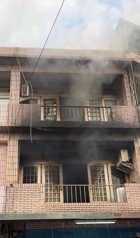 桃園市大園區中山北路一處民宅10日下午發生火警，造成2女1男死亡。 圖 : 中央社/ 提供