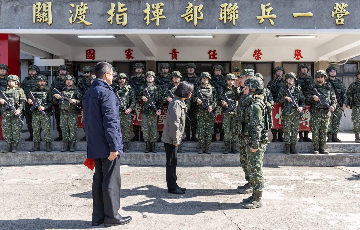 蔡總統慰問關指部的國軍官兵。 圖 : 翻攝自蔡英文臉書