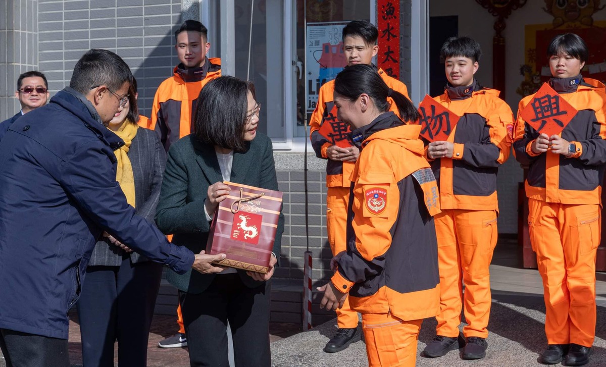 蔡總統慰問春節期間守護民眾安全的人員。 圖 : 翻攝自蔡英文臉書