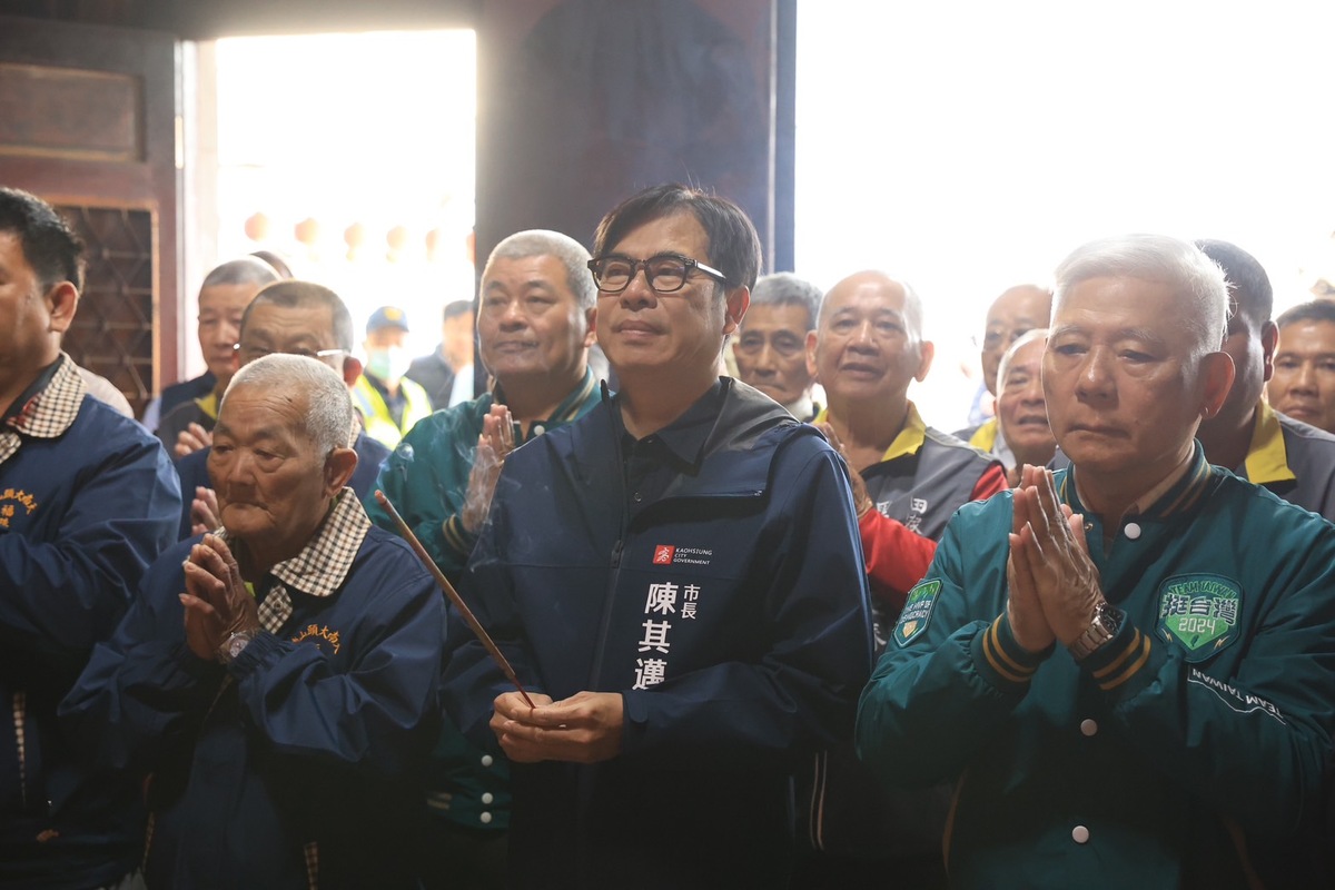 陳其邁(中)至南海紫竹寺參香。 圖：高雄市政府/提供