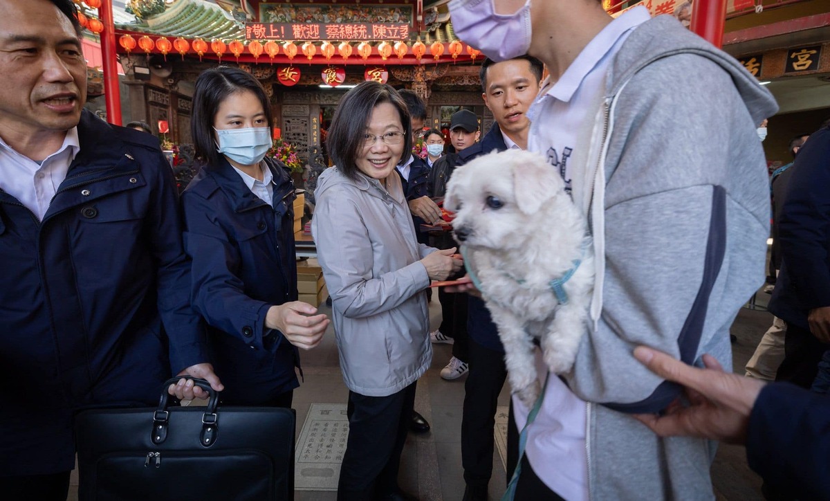 不少民眾也帶著寵物排隊領取紅包福袋，熱愛貓狗的蔡英文開心跟寵物互動。 圖：翻攝蔡英文臉書